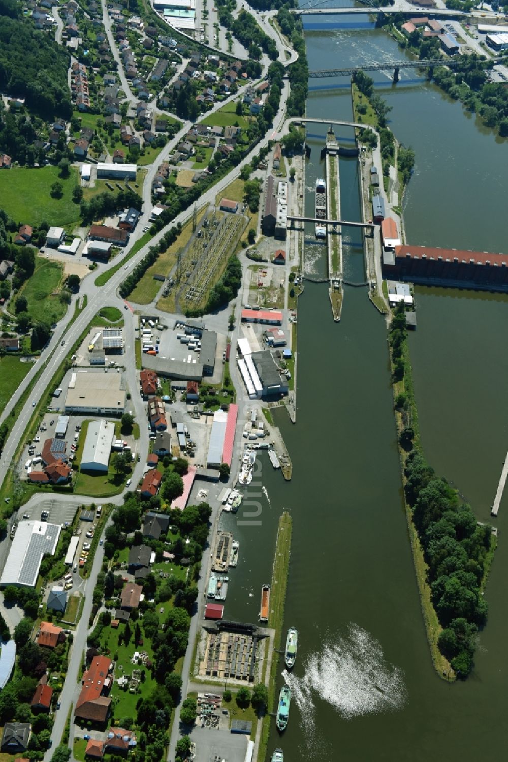 Luftaufnahme Passau - Schleusenanlagen am Ufer der Wasserstraße der Donau im Ortsteil Maierhof in Passau im Bundesland Bayern, Deutschland