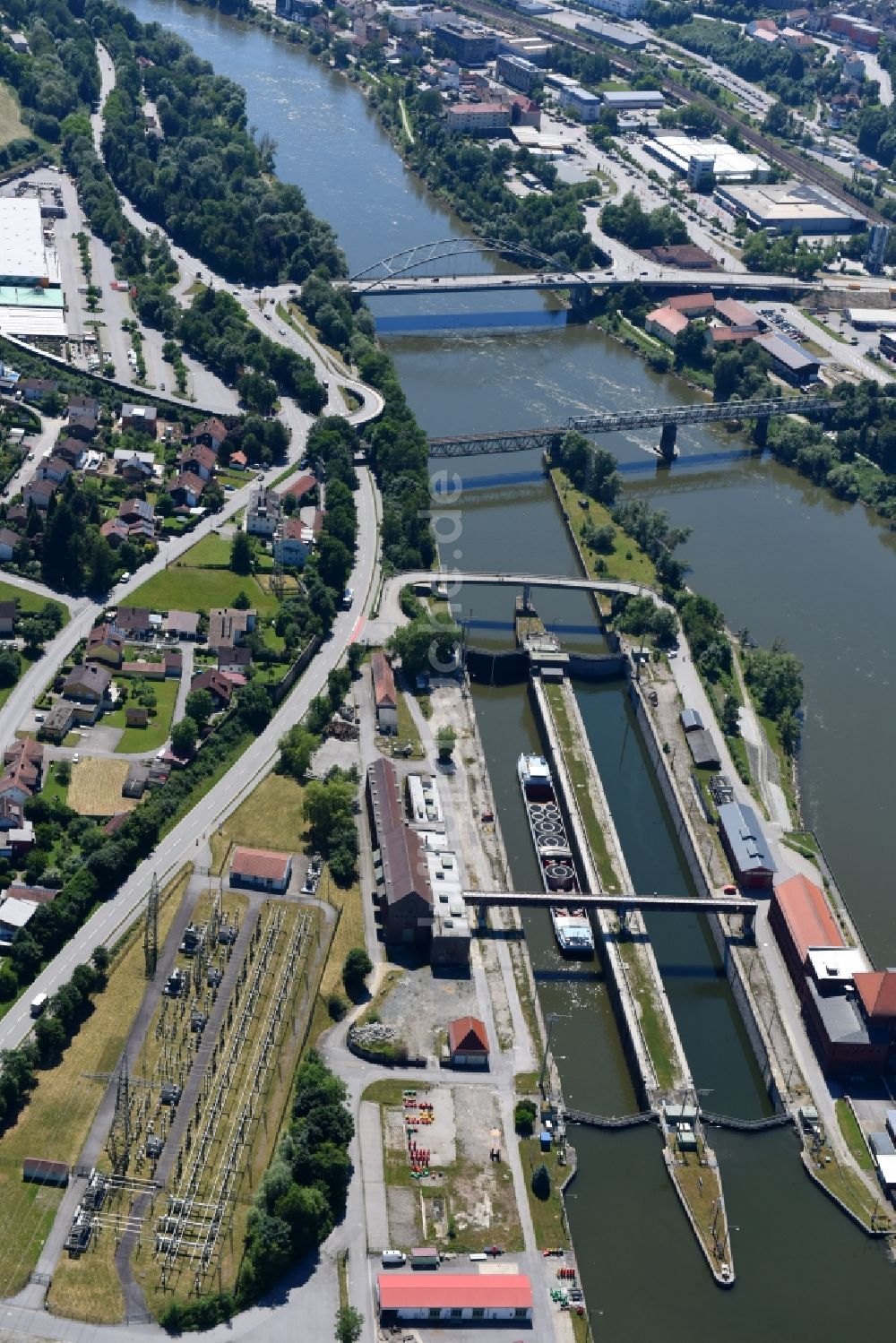 Passau aus der Vogelperspektive: Schleusenanlagen am Ufer der Wasserstraße der Donau im Ortsteil Maierhof in Passau im Bundesland Bayern, Deutschland