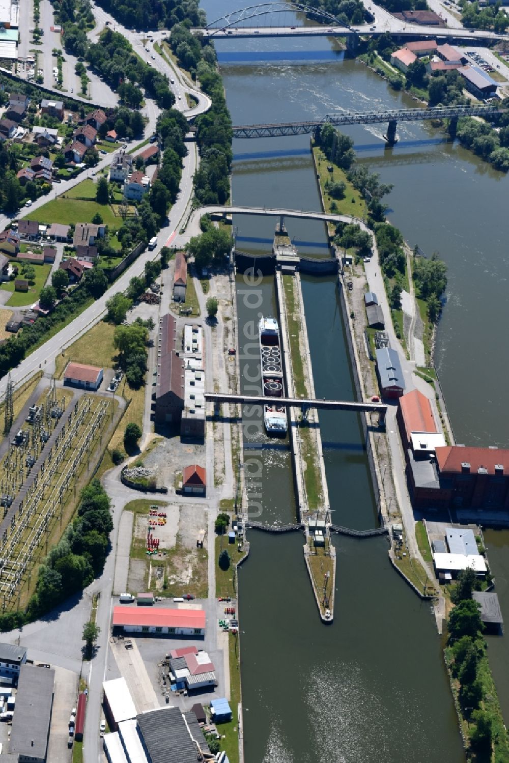 Luftbild Passau - Schleusenanlagen am Ufer der Wasserstraße der Donau im Ortsteil Maierhof in Passau im Bundesland Bayern, Deutschland