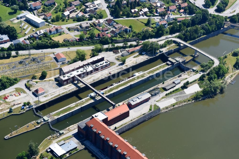 Luftaufnahme Passau - Schleusenanlagen am Ufer der Wasserstraße der Donau im Ortsteil Maierhof in Passau im Bundesland Bayern, Deutschland