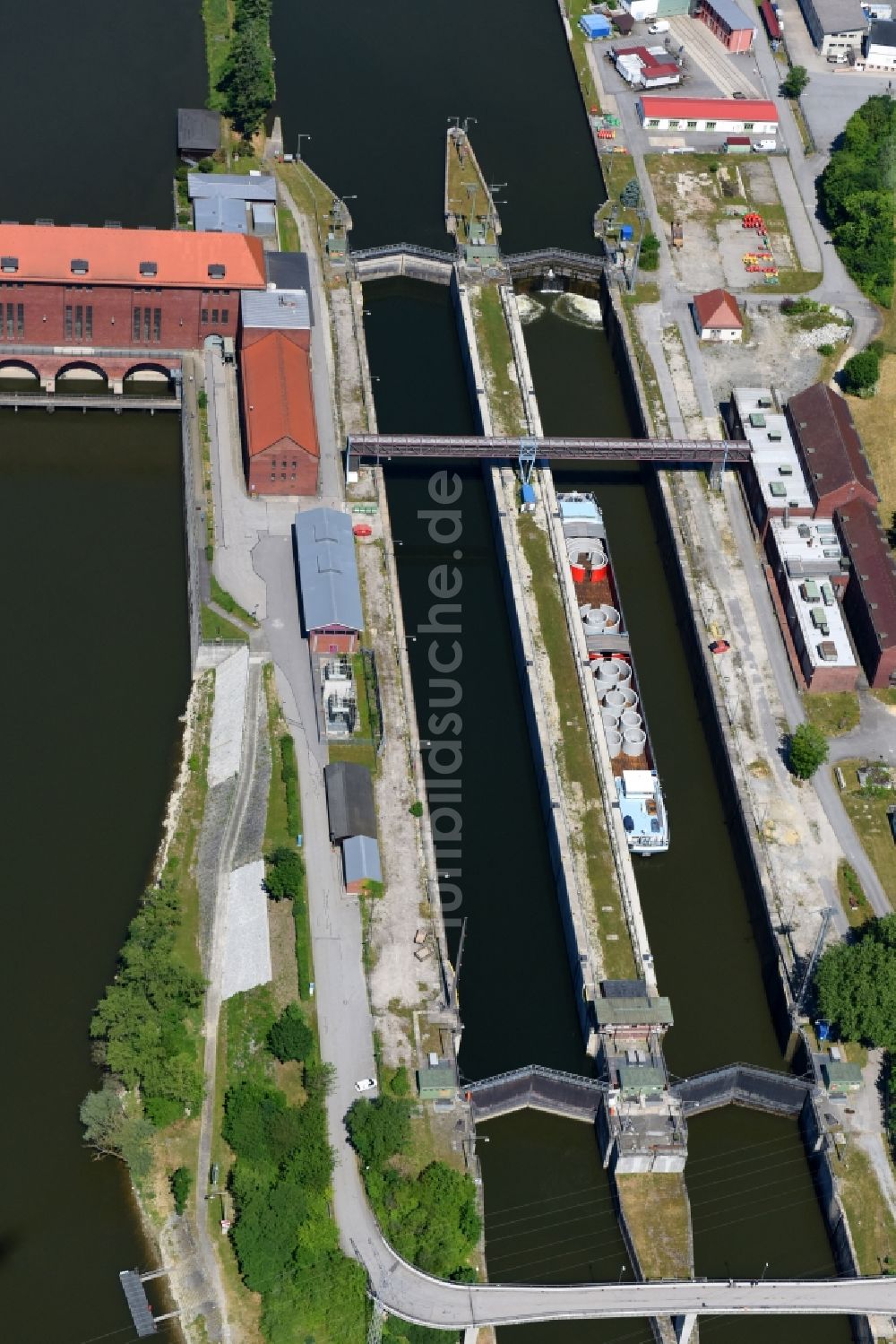 Passau von oben - Schleusenanlagen am Ufer der Wasserstraße der Donau im Ortsteil Maierhof in Passau im Bundesland Bayern, Deutschland