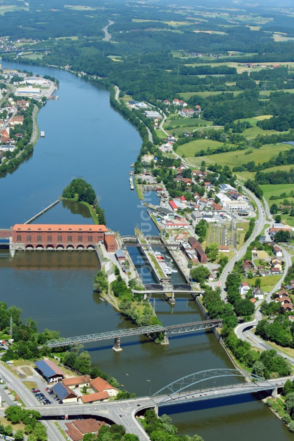 Luftaufnahme Passau - Schleusenanlagen am Ufer der Wasserstraße der Donau im Ortsteil Maierhof in Passau im Bundesland Bayern, Deutschland