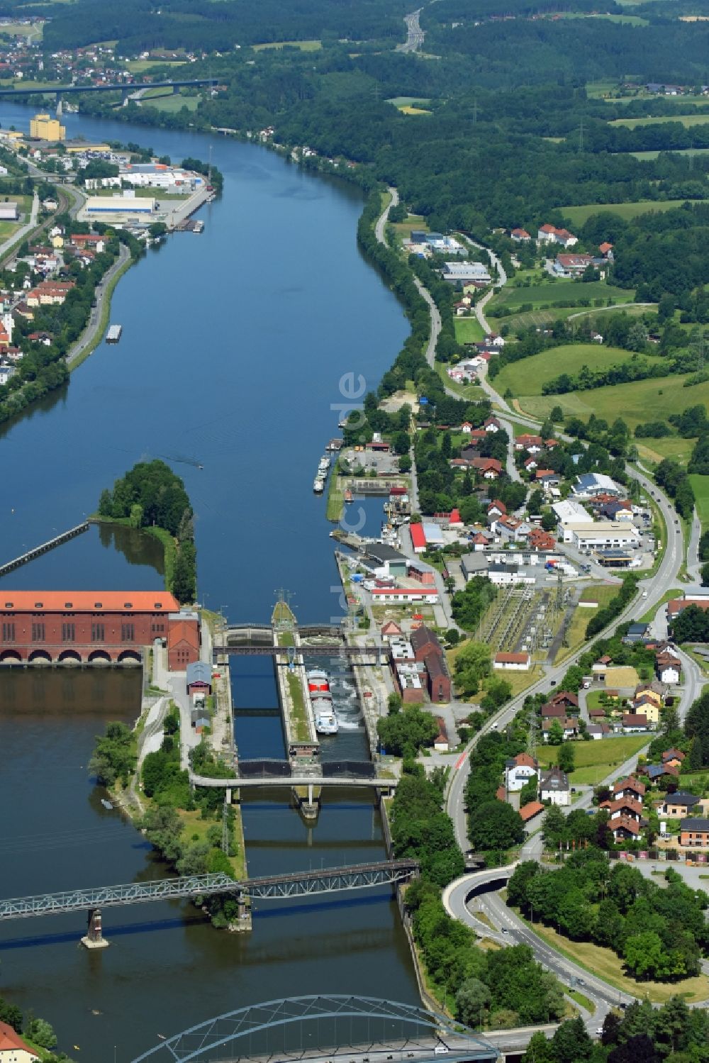 Passau von oben - Schleusenanlagen am Ufer der Wasserstraße der Donau im Ortsteil Maierhof in Passau im Bundesland Bayern, Deutschland