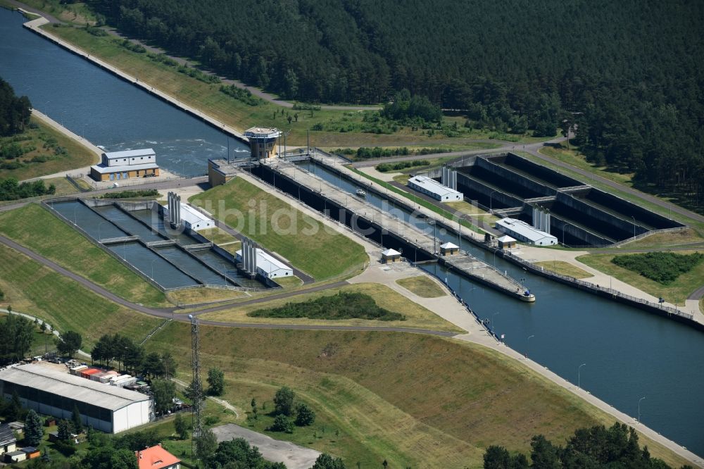 Hohenwarthe von oben - Schleusenanlagen am Ufer der Wasserstraße der Doppelsparschleuse Hohenwarthe in Hohenwarthe im Bundesland Sachsen-Anhalt