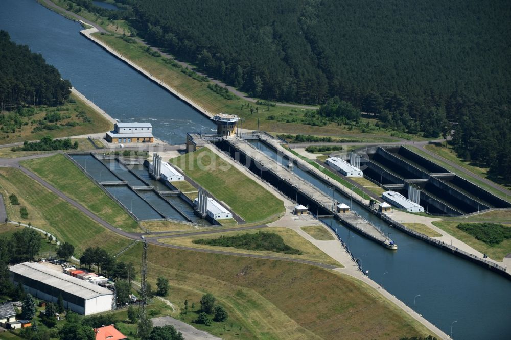 Hohenwarthe aus der Vogelperspektive: Schleusenanlagen am Ufer der Wasserstraße der Doppelsparschleuse Hohenwarthe in Hohenwarthe im Bundesland Sachsen-Anhalt