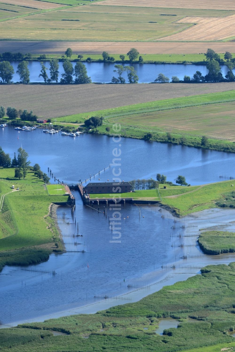 Drage von oben - Schleusenanlagen am Ufer der Wasserstraße des Eider in Drage im Bundesland Schleswig-Holstein