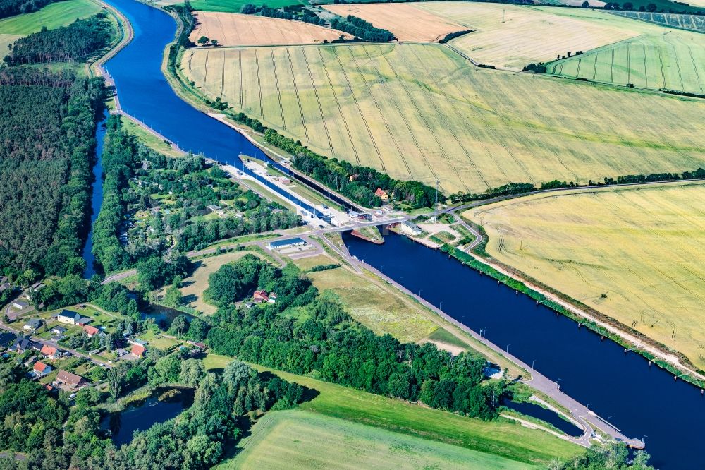 Luftaufnahme Güsen - Schleusenanlagen am Ufer der Wasserstraße Elbe-Havel-Kanal in Güsen Ortsteil Zerben im Bundesland Sachsen-Anhalt, Deutschland