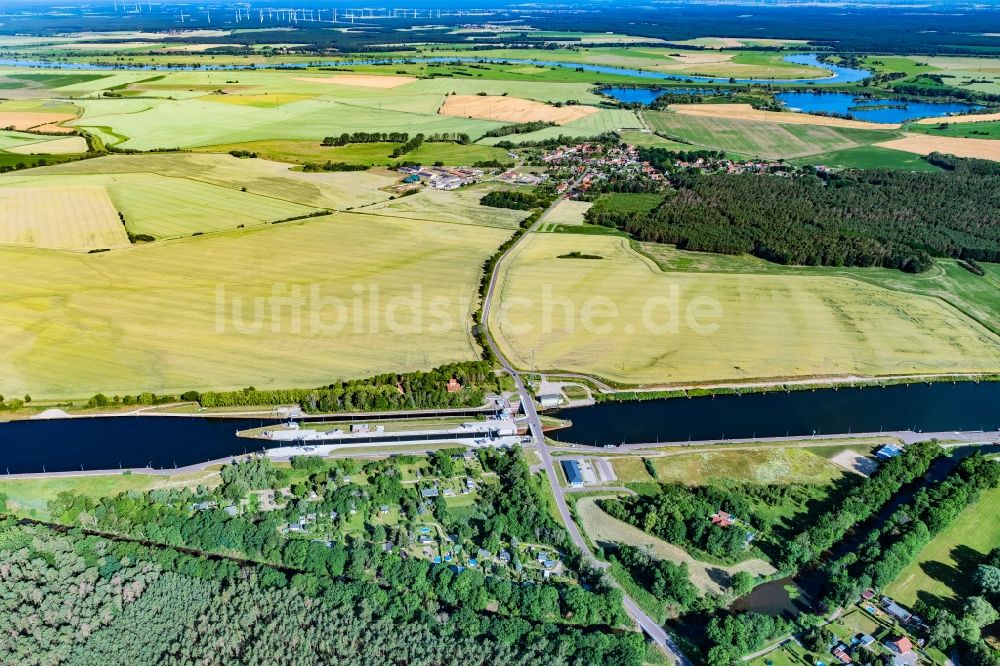 Güsen von oben - Schleusenanlagen am Ufer der Wasserstraße Elbe-Havel-Kanal in Güsen Ortsteil Zerben im Bundesland Sachsen-Anhalt, Deutschland