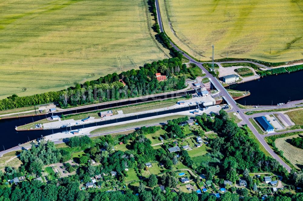 Güsen aus der Vogelperspektive: Schleusenanlagen am Ufer der Wasserstraße Elbe-Havel-Kanal in Güsen Ortsteil Zerben im Bundesland Sachsen-Anhalt, Deutschland