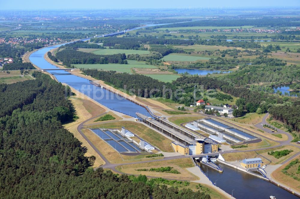 Luftaufnahme Hohenwarthe - Schleusenanlagen am Ufer der Wasserstraße des Elbe-Havel-Kanales in Hohenwarthe im Bundesland Sachsen-Anhalt