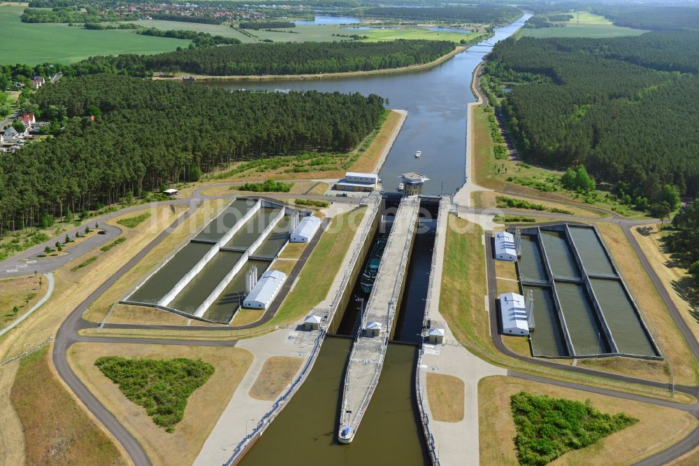 Hohenwarthe aus der Vogelperspektive: Schleusenanlagen am Ufer der Wasserstraße des Elbe-Havel-Kanales in Hohenwarthe im Bundesland Sachsen-Anhalt