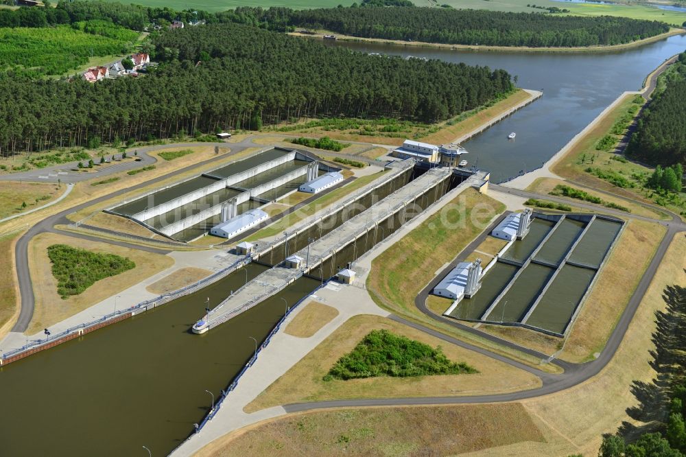 Luftbild Hohenwarthe - Schleusenanlagen am Ufer der Wasserstraße des Elbe-Havel-Kanales in Hohenwarthe im Bundesland Sachsen-Anhalt