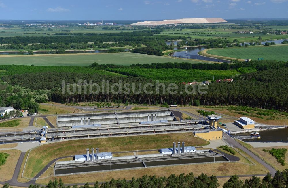 Luftaufnahme Hohenwarthe - Schleusenanlagen am Ufer der Wasserstraße des Elbe-Havel-Kanales in Hohenwarthe im Bundesland Sachsen-Anhalt