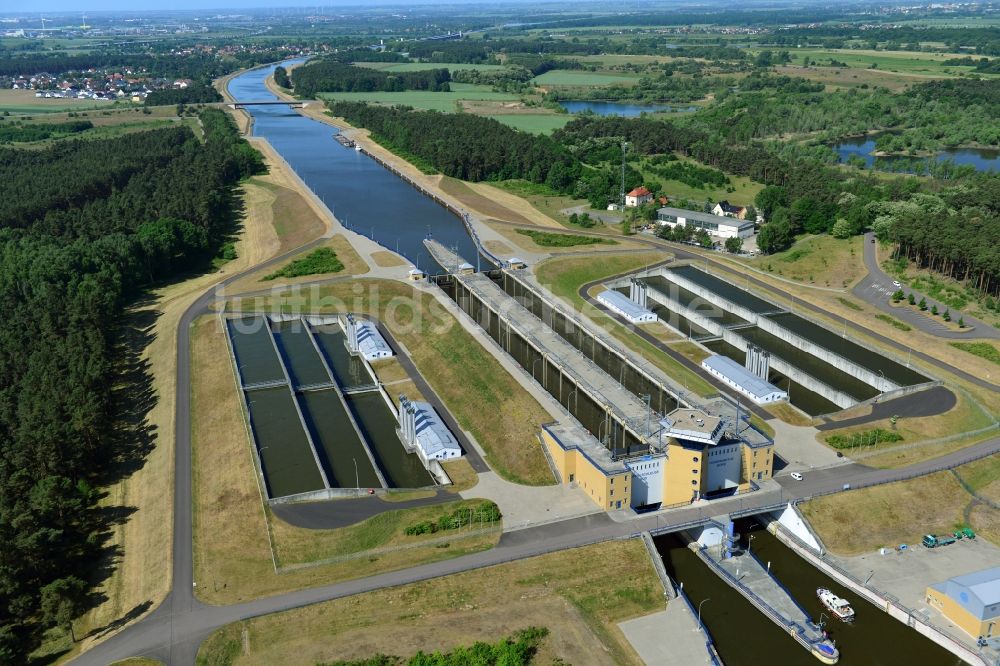 Hohenwarthe von oben - Schleusenanlagen am Ufer der Wasserstraße des Elbe-Havel-Kanales in Hohenwarthe im Bundesland Sachsen-Anhalt