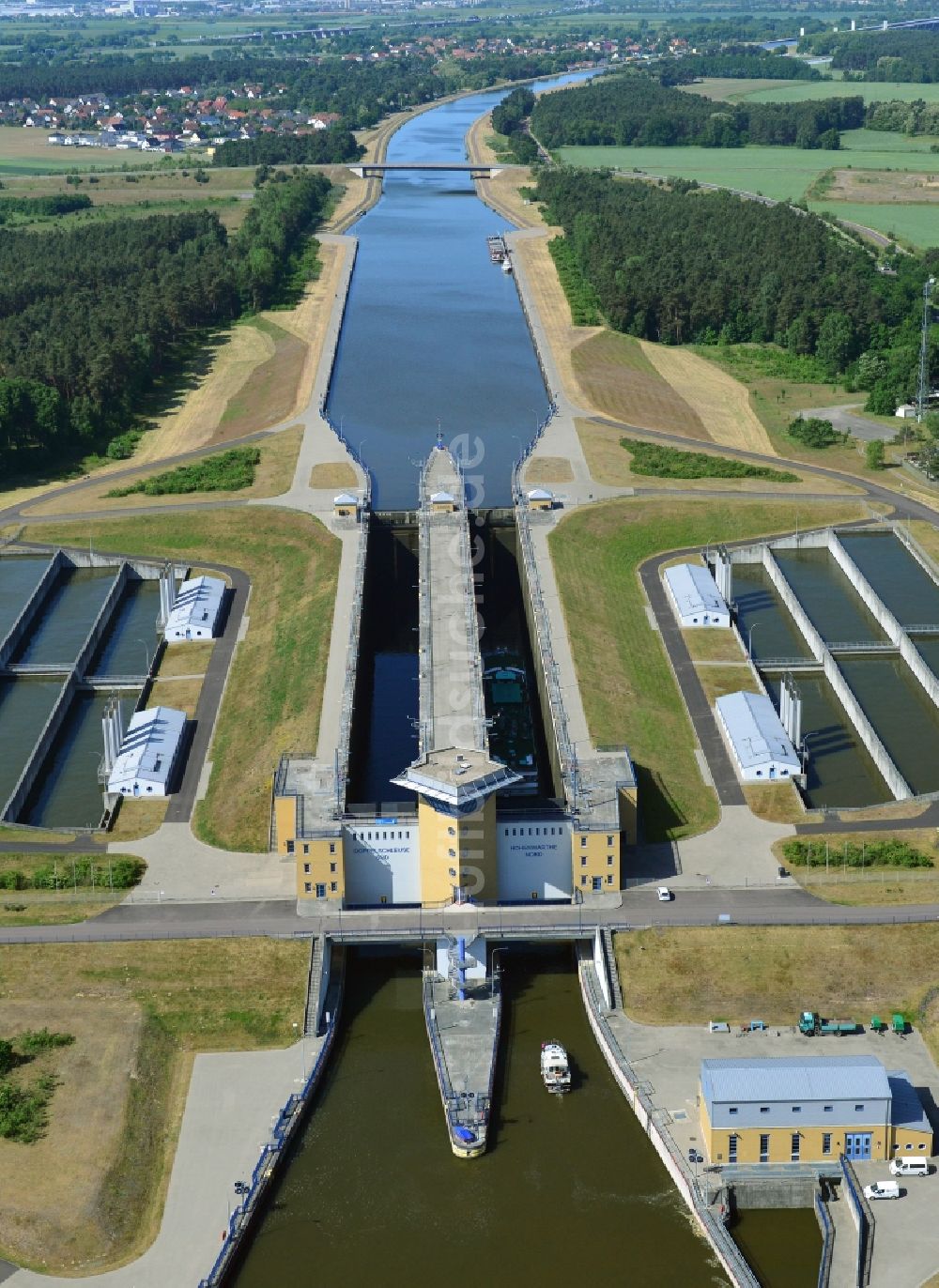 Hohenwarthe aus der Vogelperspektive: Schleusenanlagen am Ufer der Wasserstraße des Elbe-Havel-Kanales in Hohenwarthe im Bundesland Sachsen-Anhalt