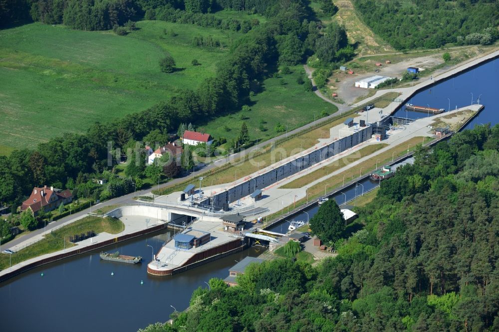 Wusterwitz von oben - Schleusenanlagen am Ufer der Wasserstraße des Elbe-Havel-Kanales in Wusterwitz im Bundesland Brandenburg