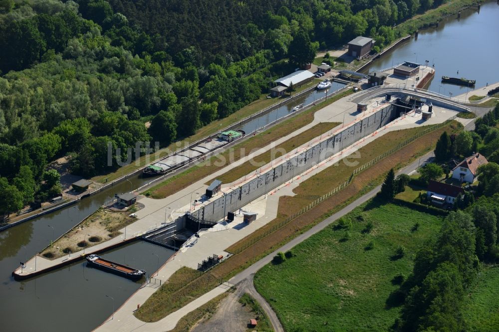 Wusterwitz von oben - Schleusenanlagen am Ufer der Wasserstraße des Elbe-Havel-Kanales in Wusterwitz im Bundesland Brandenburg