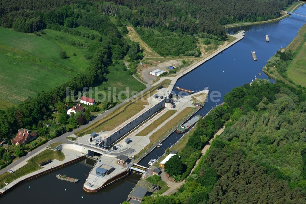 Wusterwitz aus der Vogelperspektive: Schleusenanlagen am Ufer der Wasserstraße des Elbe-Havel-Kanales in Wusterwitz im Bundesland Brandenburg