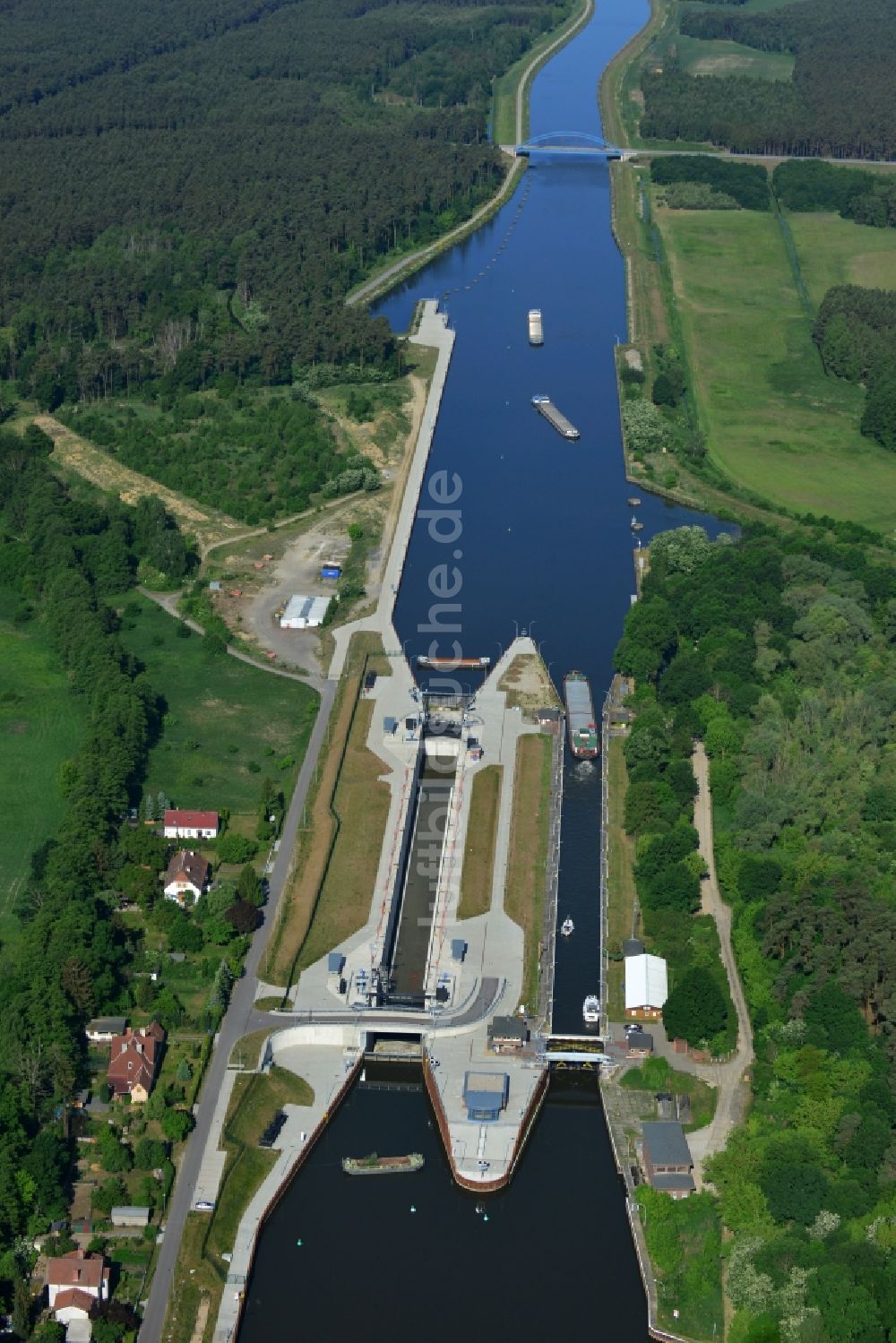 Wusterwitz von oben - Schleusenanlagen am Ufer der Wasserstraße des Elbe-Havel-Kanales in Wusterwitz im Bundesland Brandenburg