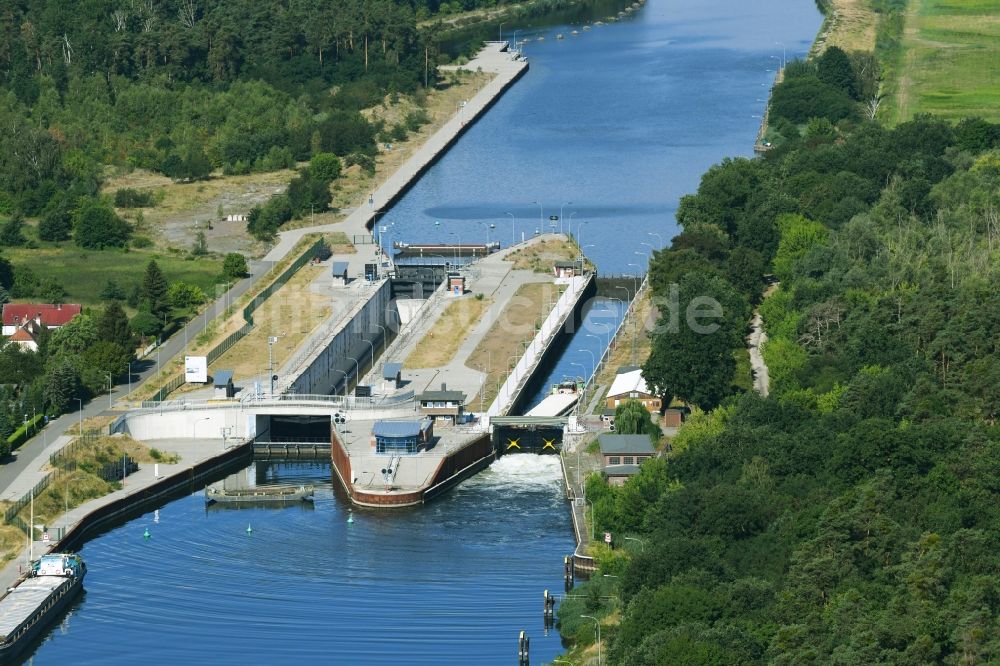 Wusterwitz aus der Vogelperspektive: Schleusenanlagen am Ufer der Wasserstraße des Elbe-Havel-Kanales in Wusterwitz im Bundesland Brandenburg