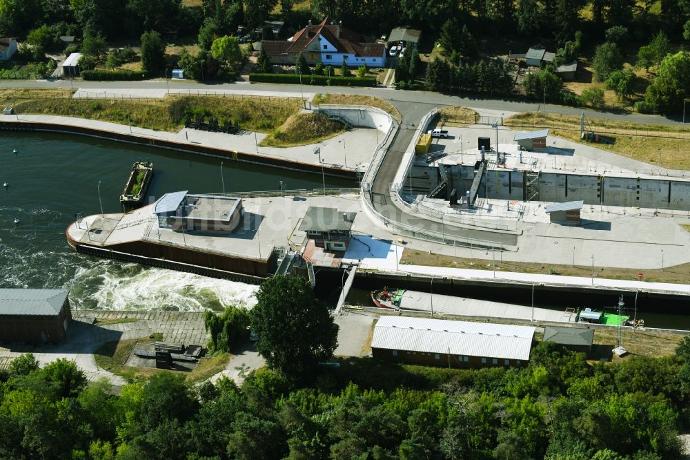 Wusterwitz von oben - Schleusenanlagen am Ufer der Wasserstraße des Elbe-Havel-Kanales in Wusterwitz im Bundesland Brandenburg