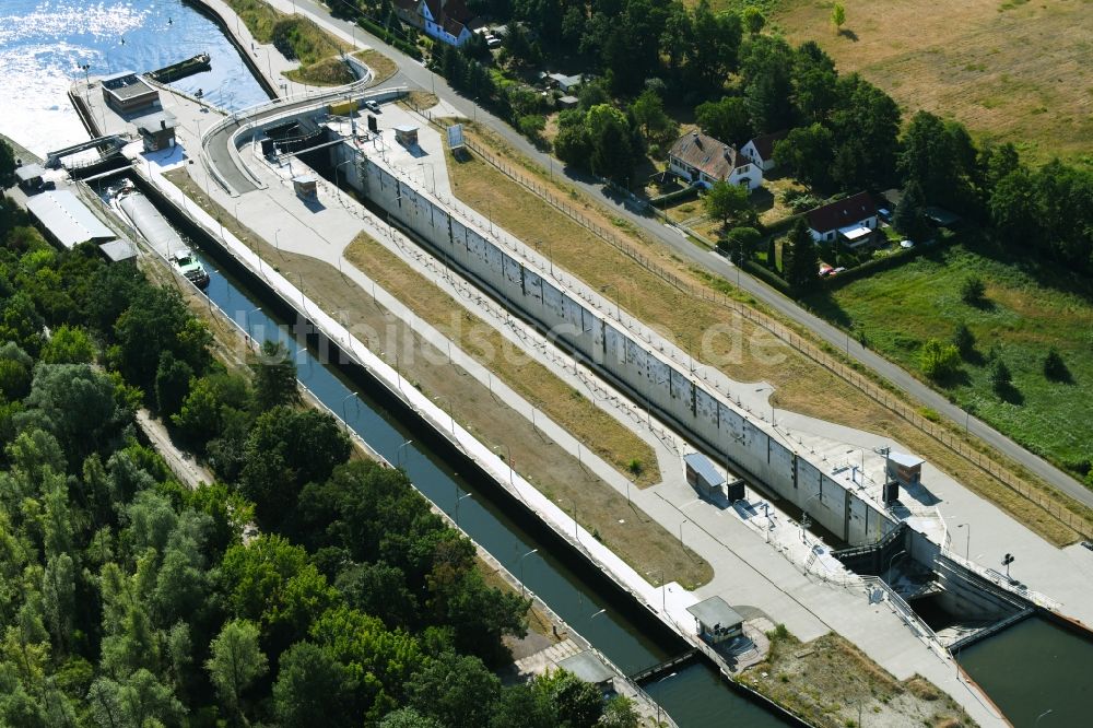 Wusterwitz aus der Vogelperspektive: Schleusenanlagen am Ufer der Wasserstraße des Elbe-Havel-Kanales in Wusterwitz im Bundesland Brandenburg