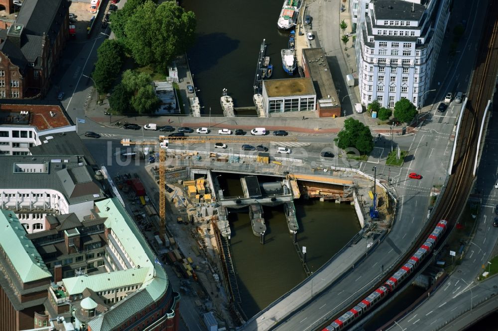 Hamburg von oben - Schleusenanlagen am Ufer der Wasserstraße der Elbe an der Schaartorbrücke in Hamburg, Deutschland