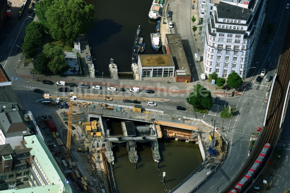 Hamburg aus der Vogelperspektive: Schleusenanlagen am Ufer der Wasserstraße der Elbe an der Schaartorbrücke in Hamburg, Deutschland