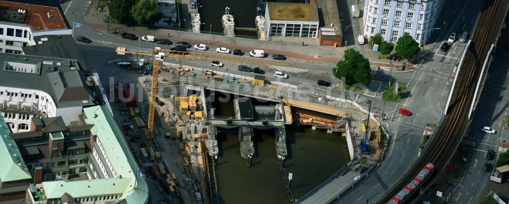 Luftaufnahme Hamburg - Schleusenanlagen am Ufer der Wasserstraße der Elbe an der Schaartorbrücke in Hamburg, Deutschland