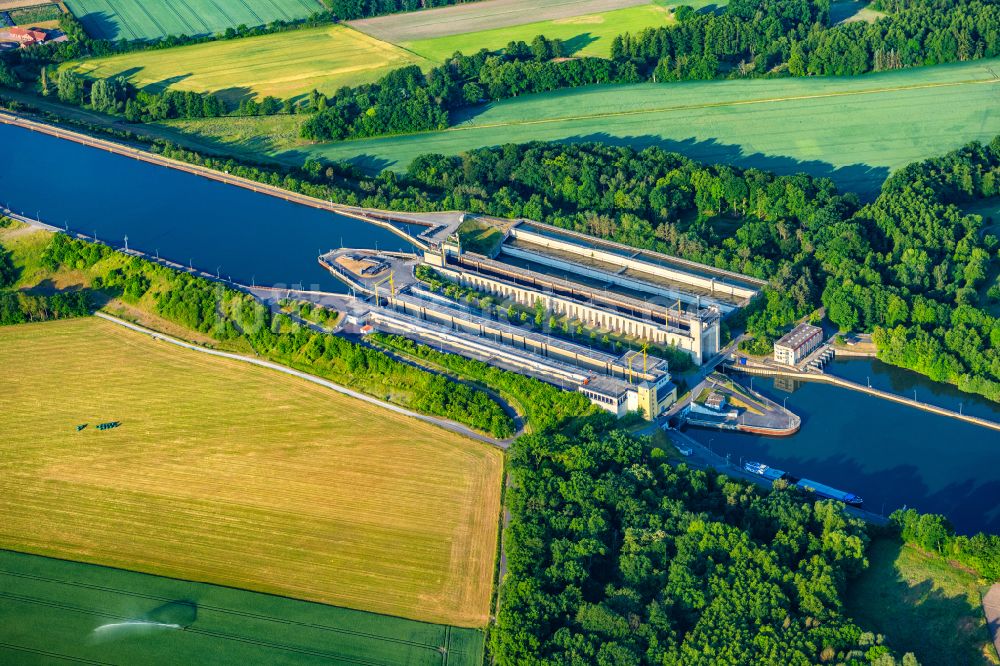 Esterholz aus der Vogelperspektive: Schleusenanlagen am Ufer der Wasserstraße Elbe Seitenkanal in Esterholz im Bundesland Niedersachsen, Deutschland