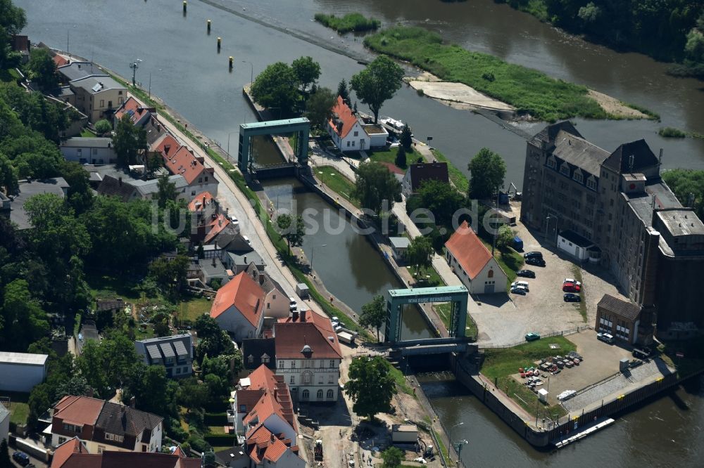 Bernburg (Saale) von oben - Schleusenanlagen am Ufer der Wasserstraße des Flusses Saale in Bernburg (Saale) im Bundesland Sachsen-Anhalt