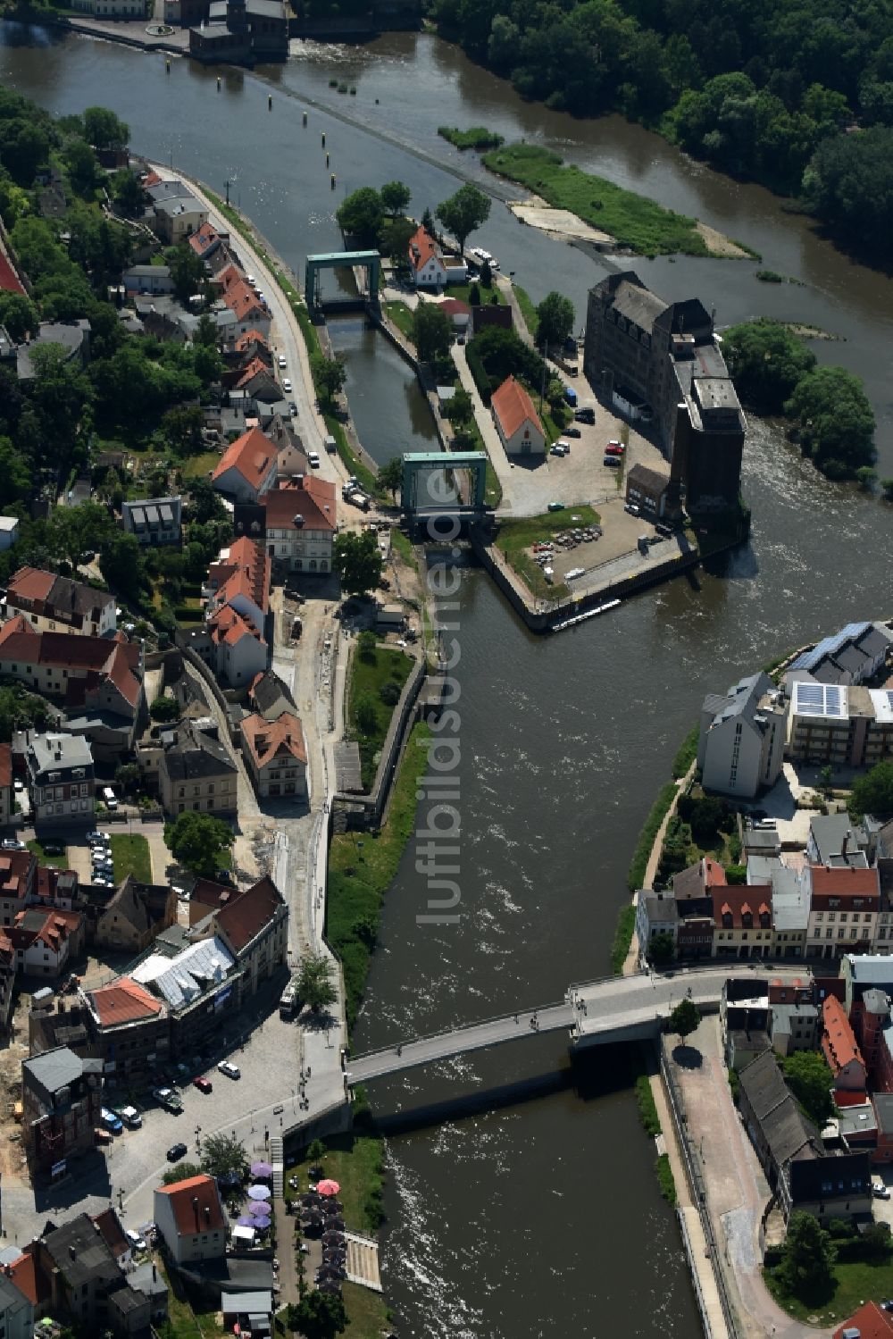 Bernburg (Saale) aus der Vogelperspektive: Schleusenanlagen am Ufer der Wasserstraße des Flusses Saale in Bernburg (Saale) im Bundesland Sachsen-Anhalt