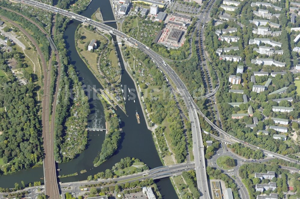 Berlin von oben - Schleusenanlagen am Ufer der Wasserstraße des Flusses Spree in Berlin