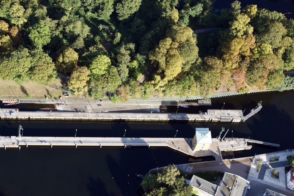 Berlin aus der Vogelperspektive: Schleusenanlagen am Ufer der Wasserstraße der Havel in Berlin