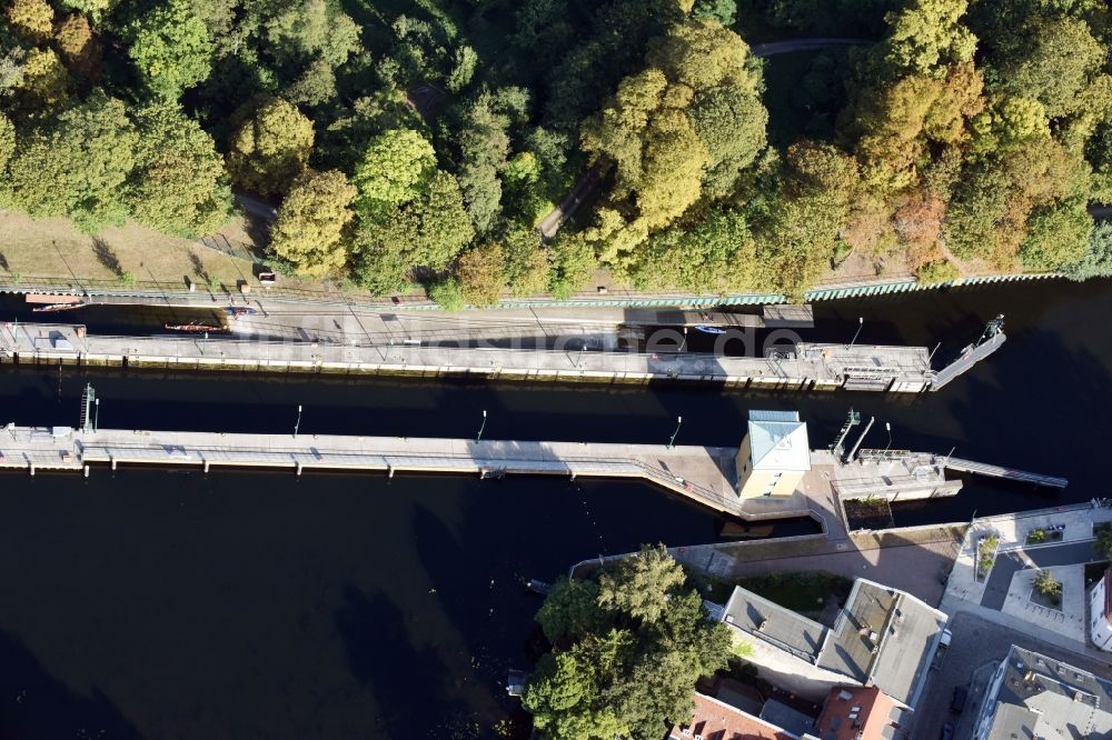 Luftbild Berlin - Schleusenanlagen am Ufer der Wasserstraße der Havel in Berlin