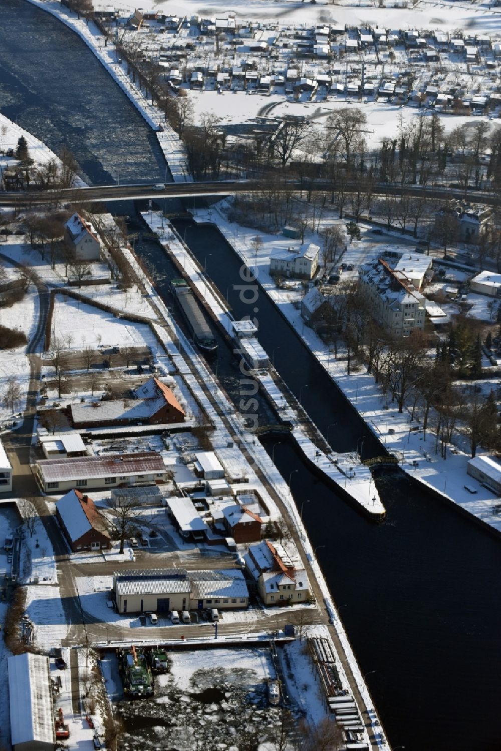 Luftaufnahme Brandenburg an der Havel - Schleusenanlagen am Ufer der Wasserstraße Havel in den See Kleiner Beetzsee in Brandenburg an der Havel im Bundesland Brandenburg