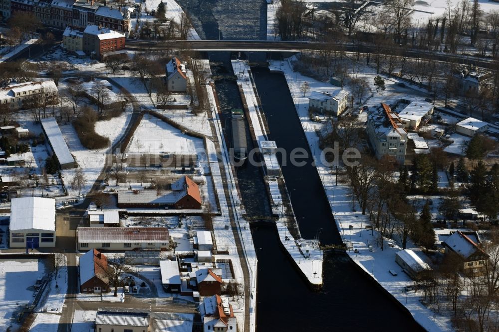 Brandenburg an der Havel aus der Vogelperspektive: Schleusenanlagen am Ufer der Wasserstraße Havel in den See Kleiner Beetzsee in Brandenburg an der Havel im Bundesland Brandenburg