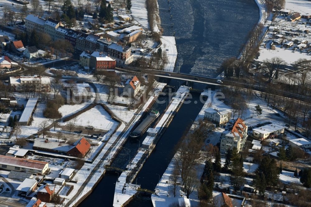 Luftaufnahme Brandenburg an der Havel - Schleusenanlagen am Ufer der Wasserstraße Havel in den See Kleiner Beetzsee in Brandenburg an der Havel im Bundesland Brandenburg