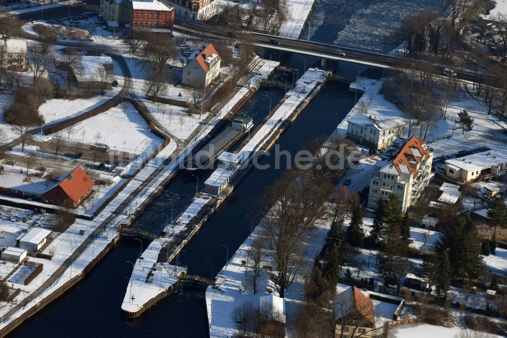 Brandenburg an der Havel von oben - Schleusenanlagen am Ufer der Wasserstraße Havel in den See Kleiner Beetzsee in Brandenburg an der Havel im Bundesland Brandenburg