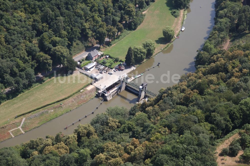 Cramberg aus der Vogelperspektive: Schleusenanlagen am Ufer der Wasserstraße der Lahn in Cramberg im Bundesland Rheinland-Pfalz, Deutschland