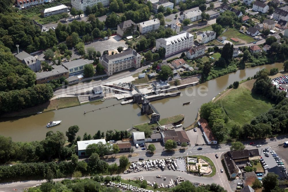 Diez von oben - Schleusenanlagen am Ufer der Wasserstraße Lahn in Diez im Bundesland Rheinland-Pfalz, Deutschland