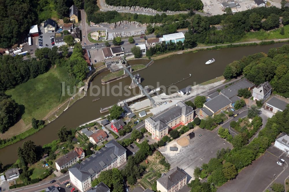 Diez von oben - Schleusenanlagen am Ufer der Wasserstraße Lahn in Diez im Bundesland Rheinland-Pfalz, Deutschland