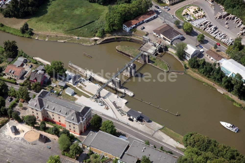 Diez aus der Vogelperspektive: Schleusenanlagen am Ufer der Wasserstraße Lahn in Diez im Bundesland Rheinland-Pfalz, Deutschland