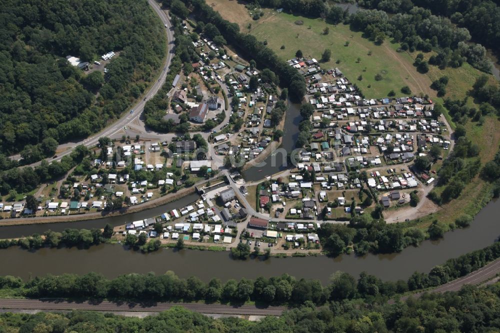 Lahnstein von oben - Schleusenanlagen am Ufer der Wasserstraße der Lahn in Lahnstein im Bundesland Rheinland-Pfalz, Deutschland