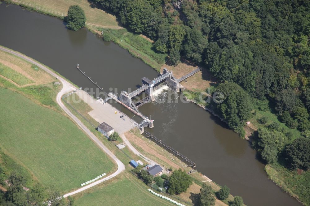 Scheidt aus der Vogelperspektive: Schleusenanlagen am Ufer der Wasserstraße der Lahn in Scheidt im Bundesland Rheinland-Pfalz, Deutschland