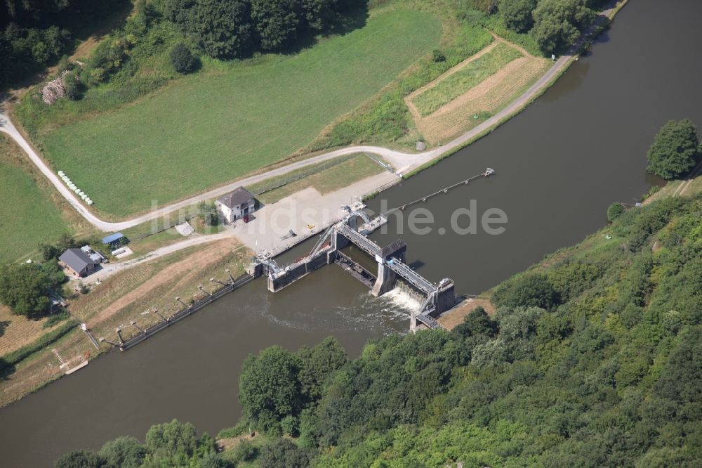 Scheidt von oben - Schleusenanlagen am Ufer der Wasserstraße der Lahn in Scheidt im Bundesland Rheinland-Pfalz, Deutschland