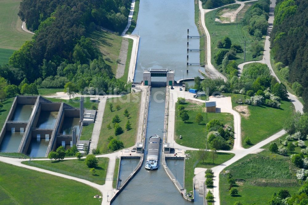 Hilpoltstein aus der Vogelperspektive: Schleusenanlagen am Ufer der Wasserstraße Main-Donau-Kanal in Hilpoltstein im Bundesland Bayern, Deutschland