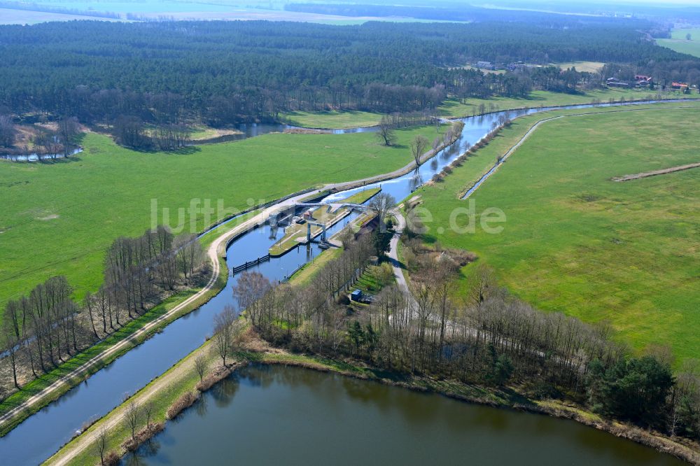 Güritz von oben - Schleusenanlagen am Ufer der Wasserstraße MEW Müritz-Elde-Wasserstraße in Güritz im Bundesland Mecklenburg-Vorpommern, Deutschland