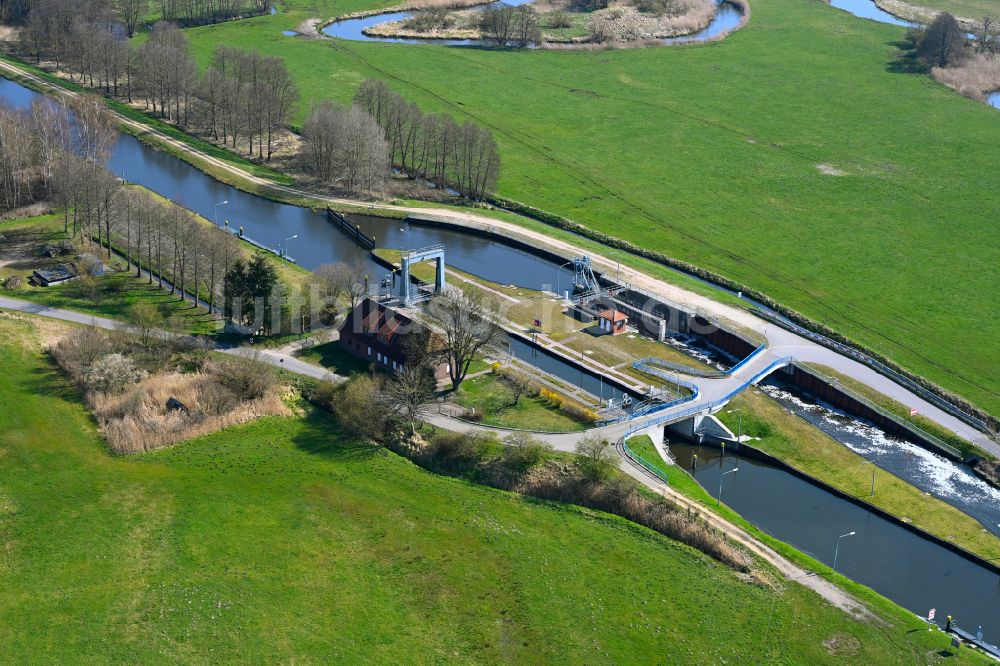 Luftaufnahme Güritz - Schleusenanlagen am Ufer der Wasserstraße MEW Müritz-Elde-Wasserstraße in Güritz im Bundesland Mecklenburg-Vorpommern, Deutschland