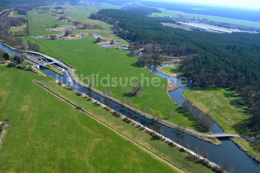 Güritz von oben - Schleusenanlagen am Ufer der Wasserstraße MEW Müritz-Elde-Wasserstraße in Güritz im Bundesland Mecklenburg-Vorpommern, Deutschland